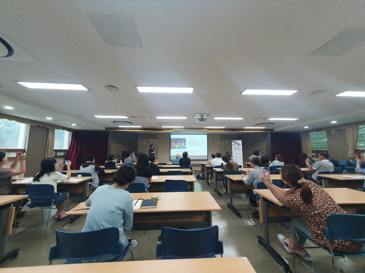 이경희 강사는 <금오신화>의 특징에 관해 설명하고 있다. 