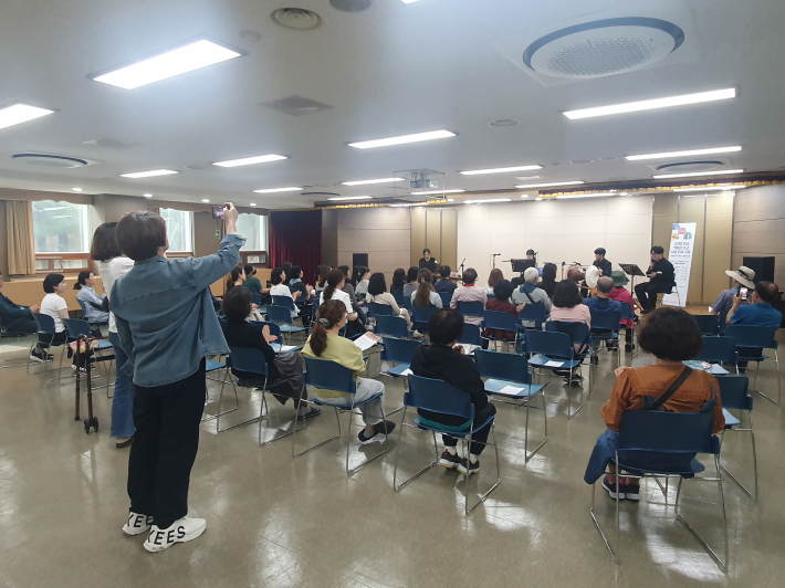 국악을 통해 고전 이야기를 듣는 시민들 