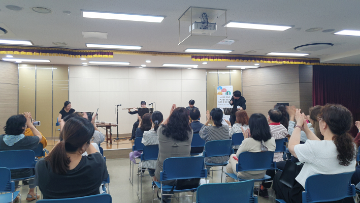 국악을 듣고 박수와 앙코르를 하는 시민들