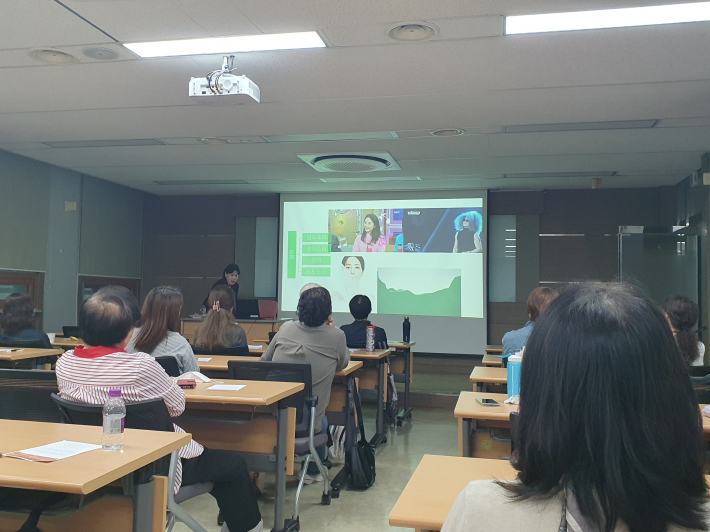 이경희 강사가 남도소리, 경기소리, 정가, 서도소리가 어떻게 다른지 시민들이 이해할 수 있도록 들려주고 있다. 