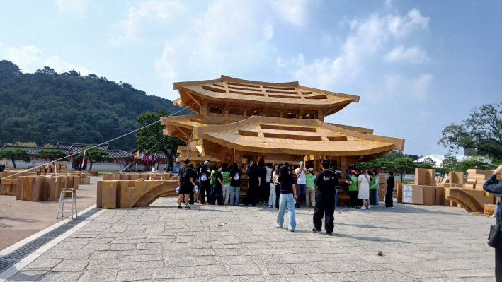 팔달문 구조물 세우는 장면