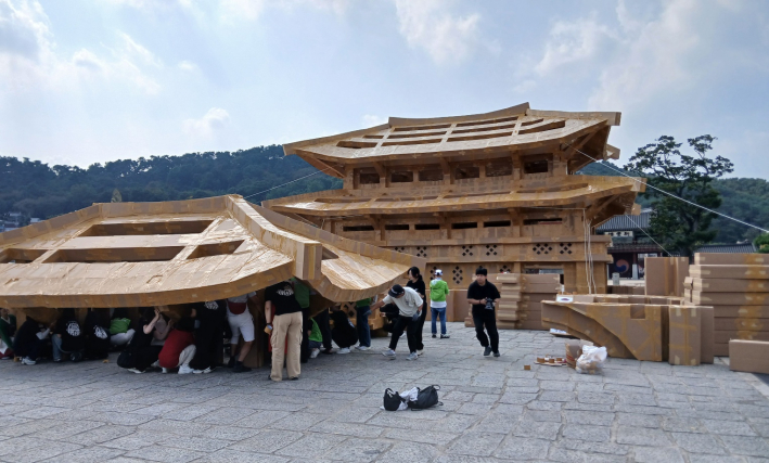 팔달문 구조물 세우기 위한 장면