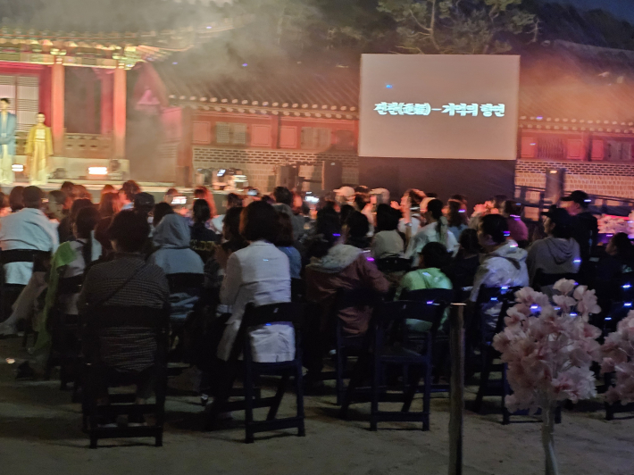 관객들의 찬사와 환호성