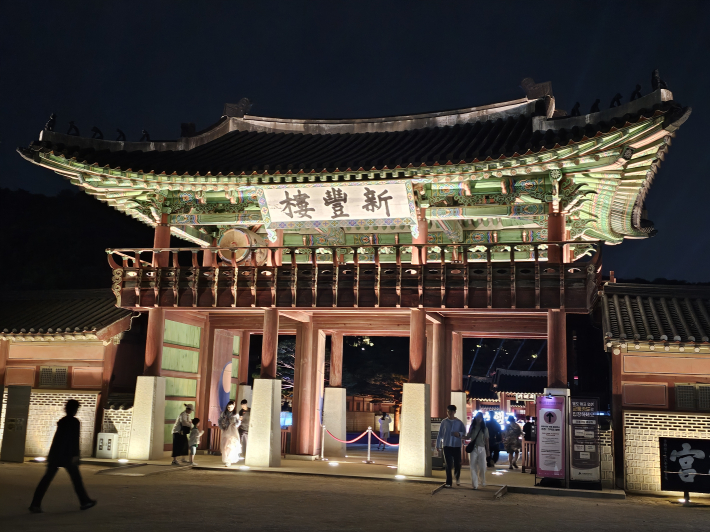 신풍루로 관객들이 속속 입장하고 있다