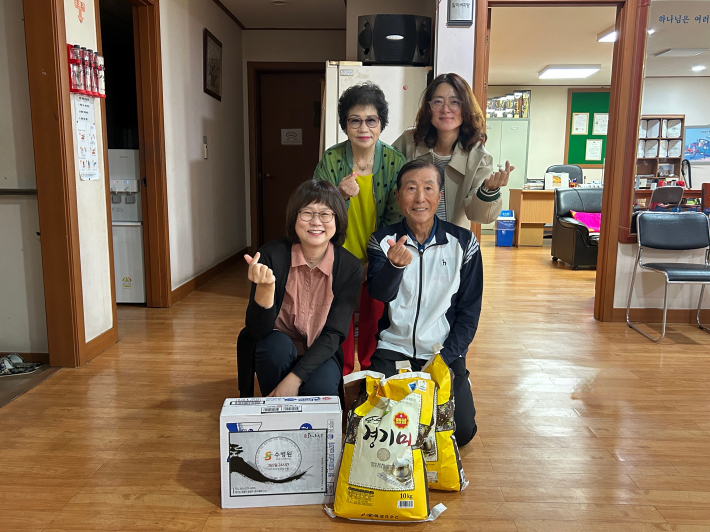 행정복지센터 직원들과 위문품을 전달받은 어르신들의 모습