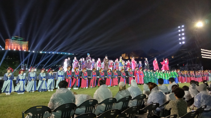 시민공연자들  단체 인사 퍼포먼스