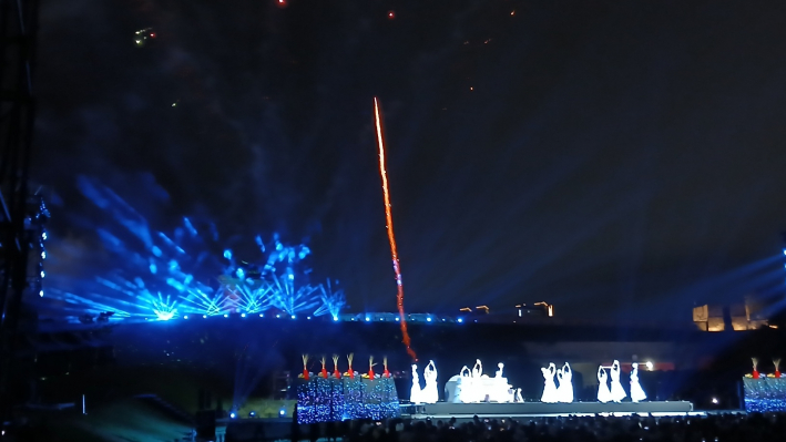 마지막 불꽃놀이와 군무 추는 장면