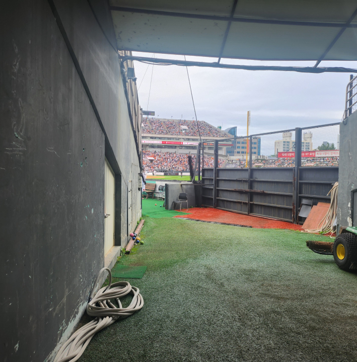 외야 불펜 게이트에서 바라본 수원케이티위즈파크 전경.팬들로 관중석이 가득차있다.