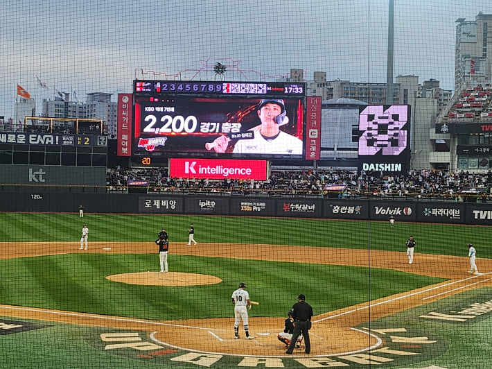 KBO 리그 역대 7번째 2200경기 출장을 기록한 황재균