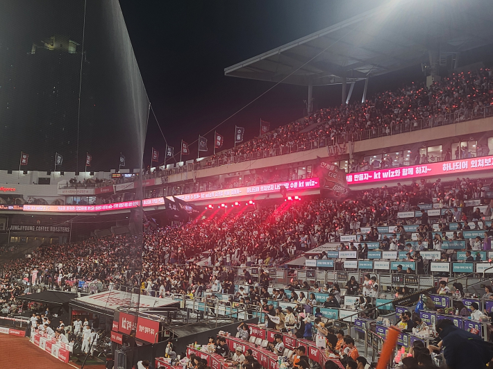 9회 초가 끝난 후, 마법같은 기적을 고대하며 '마법의 성'을  부르는 kt팬들
