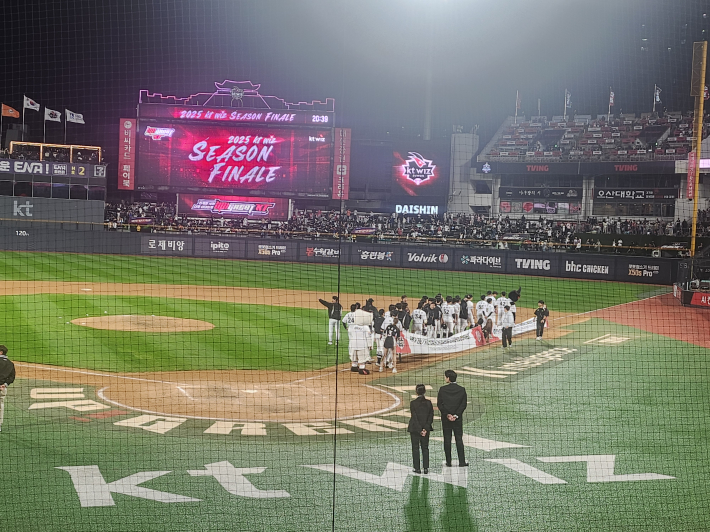 감사인사를 전하는 kt위즈 선수단과 임직원들