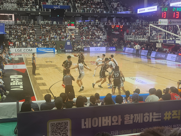 KT 소닉붐 선수들이 KCC를 상대로 강한 수비를 펼치고 있다.