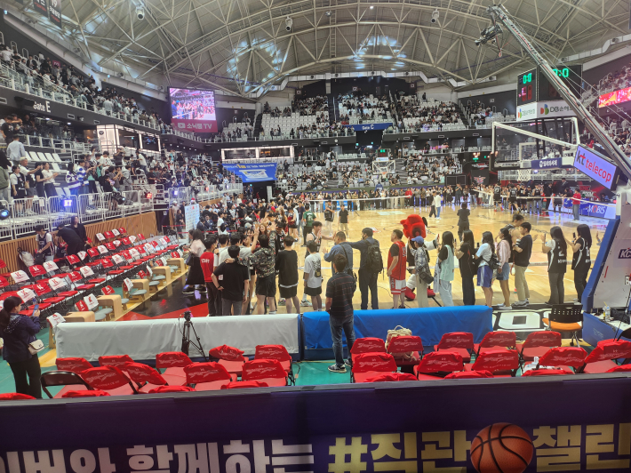 경기 후, 팬들과 승리의 하이파이브