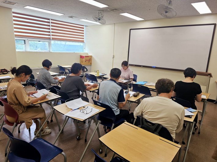 '에세이 쓰기' 수업 시간에 수강생들이 지난 주에 작성해온 글을 선생님의 조언을 받으며 함께 글을 다듬고 있다.