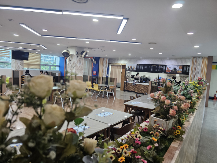 2층 한 쪽에는 분위기 좋은 카페가 운영되고 있어 수강생들의 쉼터가 되고 있다.