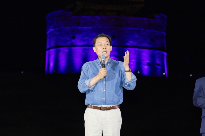 이재준 수원시장이 수원판타지-야조 공연에 앞서 인사말을 하고 있다.