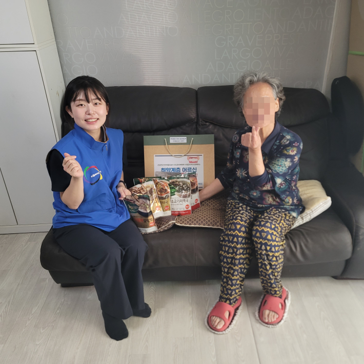 선물 꾸러미 전달사진