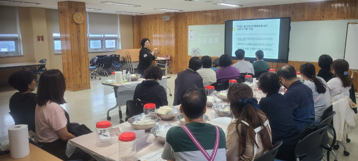 추석맞이 국화주 만들기 - 막걸리 역사 경청 중