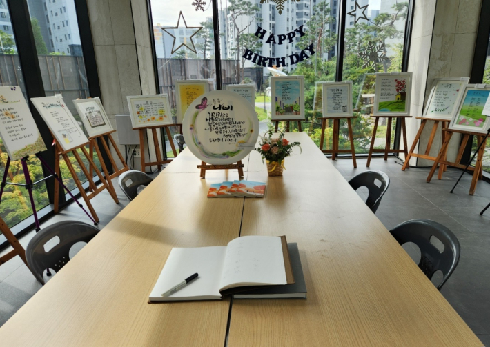 G 하우스 전시장에서 전시되고 있는 <물감으로 쓴 가을빛 편지> 시화 작품들