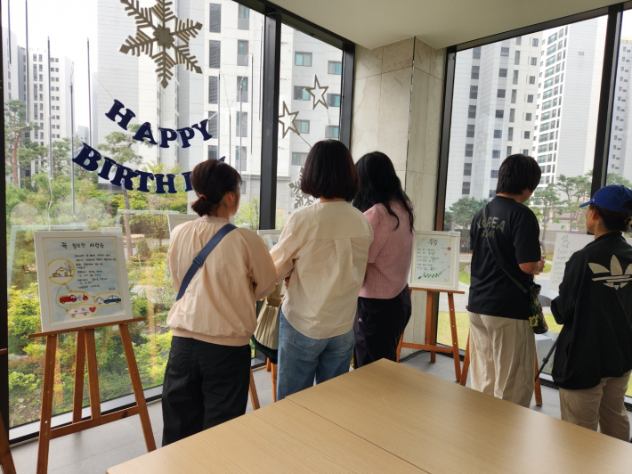 아파트 주민들이 전시된 시화 작품을 관람하고 있다.