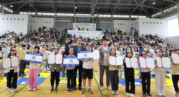 수상 어린이와 가족들이 환호하며 기쁨을 나누는 모습