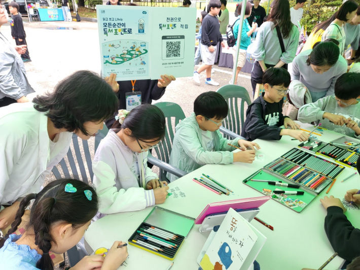키링‧책갈피 만들기 체험에 참여하는 가족들