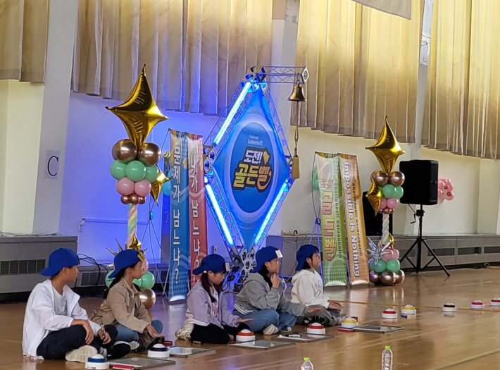 문제 풀이에 집중하는 참가 어린이들