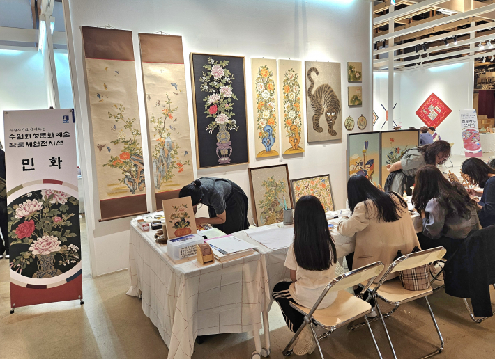 민화 체험을 하고 있는 시민들