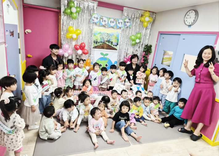 폐건전지 및 우유팩 전달