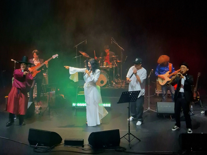 난장이란? 전통 장터의 흥겨움과 활기가 현대 공연으로 재해석되어 무대 위에서 살아 숨 쉬는 시간!