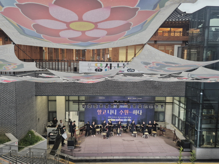 재즈, 국악, 랩, 장구가 함께 어우러진 '난장'이 선사한 진정한 화합의 순간을 잊지 못하리라.