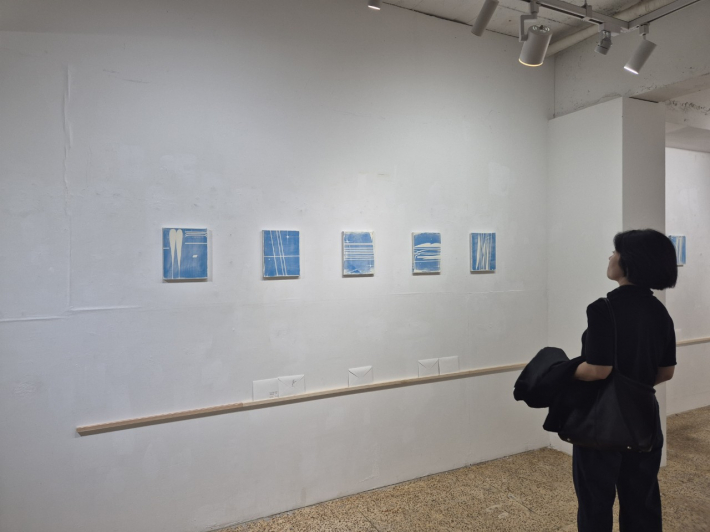 2층 전시관의 하늘과 언어를 담은 회화