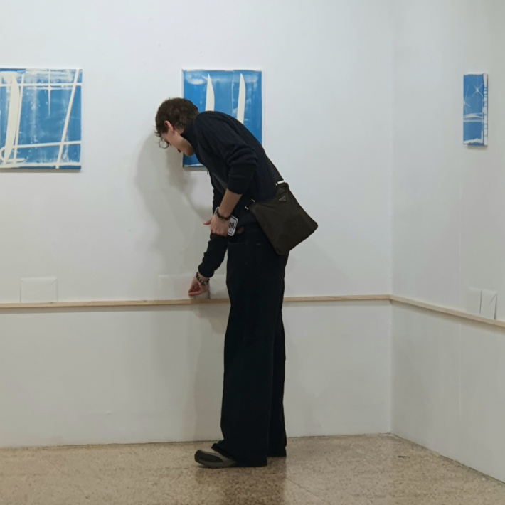 작품을 감상하는 관람객