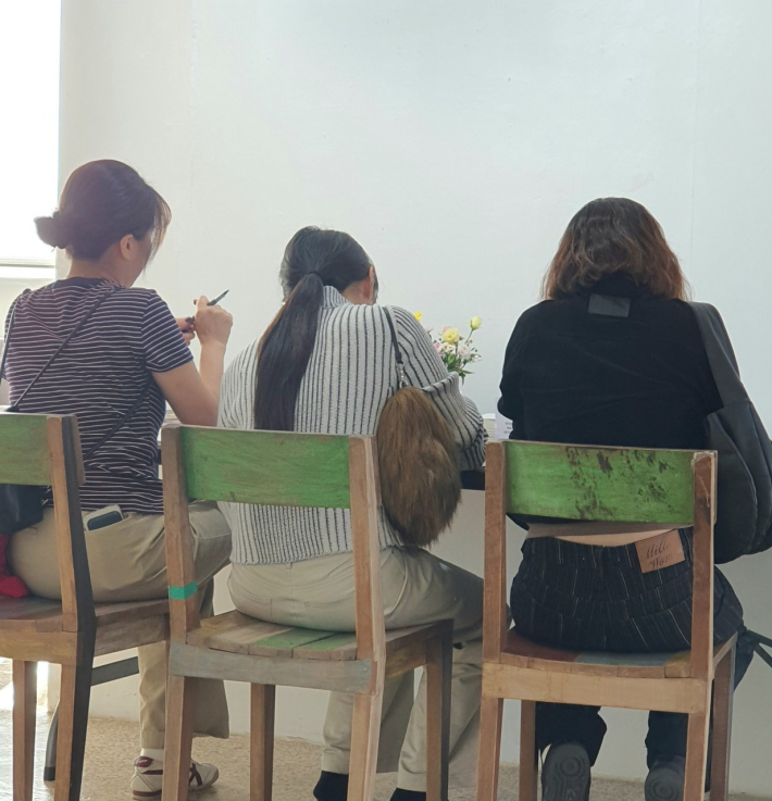 '나에게 보내는 편지'에 참여하는 관람객들