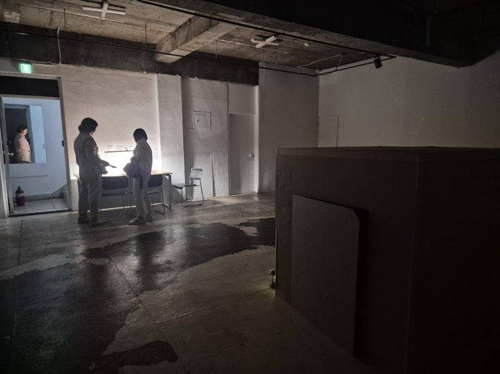 지하 설치 작업에 참여하는 관람객들