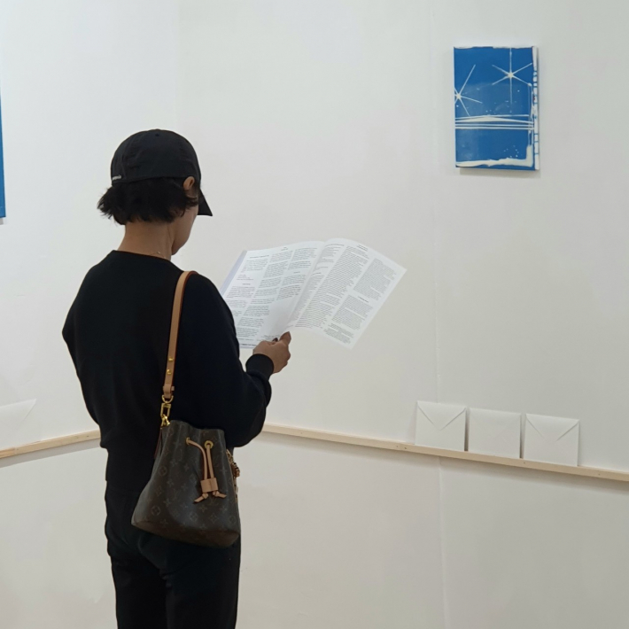 작품 앞 관람객