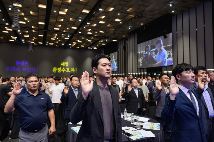 지난 7월 수원컨벤션센터에서 새빛 환경수호자 발대식이 열린 가운데 999명의 환경수호자들이 실천 다짐 퍼포먼스를 하고 있다.