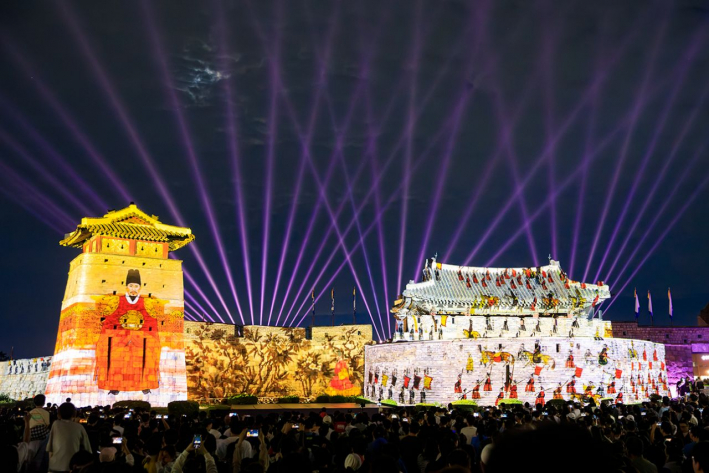 화서문에서 미디어 아트 공연이 펼쳐지고 있다.