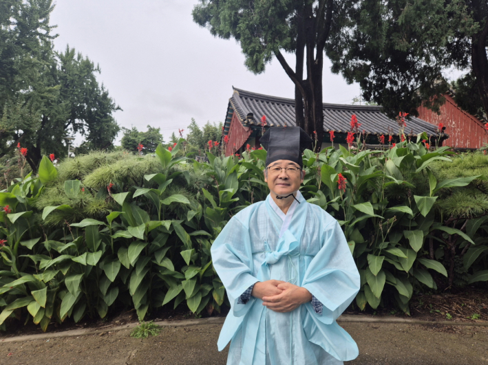 전통 복식의 아름다움을 담은 유건복 차림, 매년 향교 백일장에 참가하는 이덕근 씨.