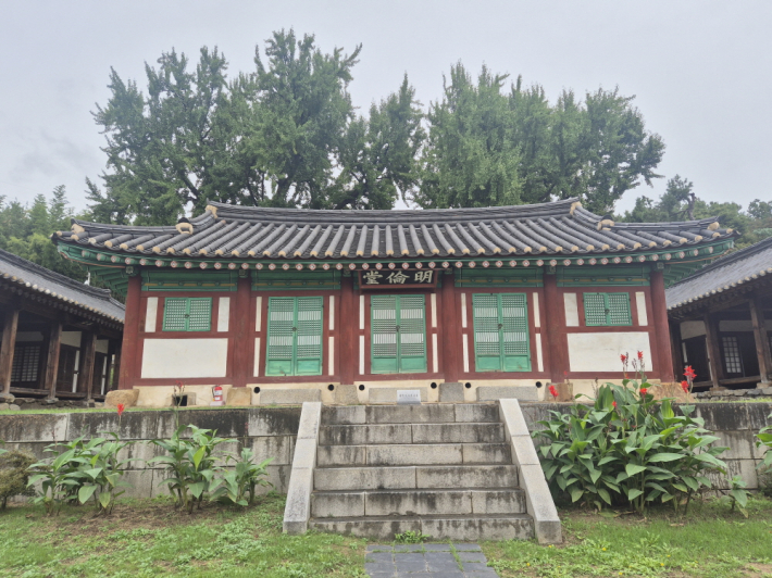 교육 공간인 명륜당 앞에서 매년 열리는 백일장은 과거 시험의 형식을 재현하면서, 전통문화를 체험하고 그 맥을 이어가도록 하는 자리이다.