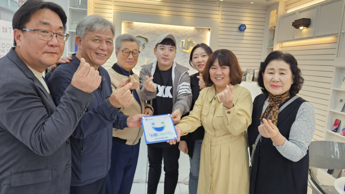 권선1동, '바른통신'에 우리동네 선한이웃 27호점 현판 전달