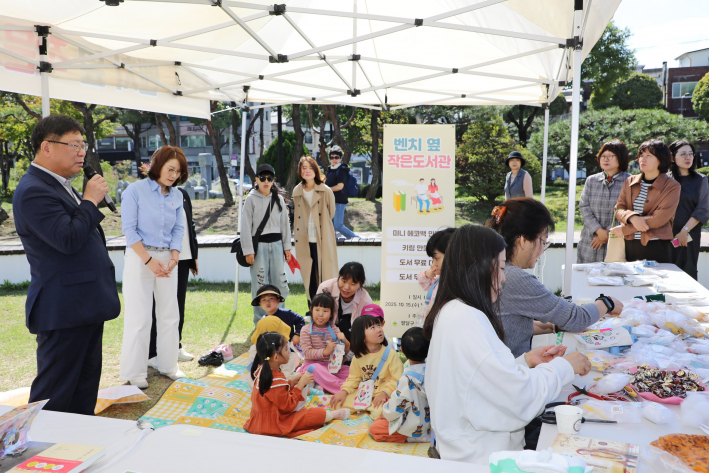 팔달구 새마을문고회아 '벤치 옆 작은도서관' 행사를 성공적으로 마무리했다.