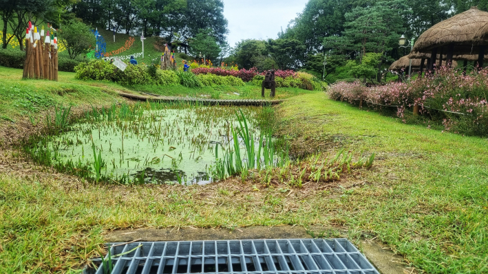 잘 가꾸어진 경관 곳곳에 배수 시설이 잘 갖추진 모습이다.