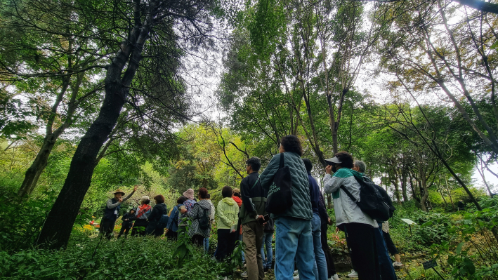 식물원 곳곳에서 배움을 확장하는 수강생들의 모습이다.