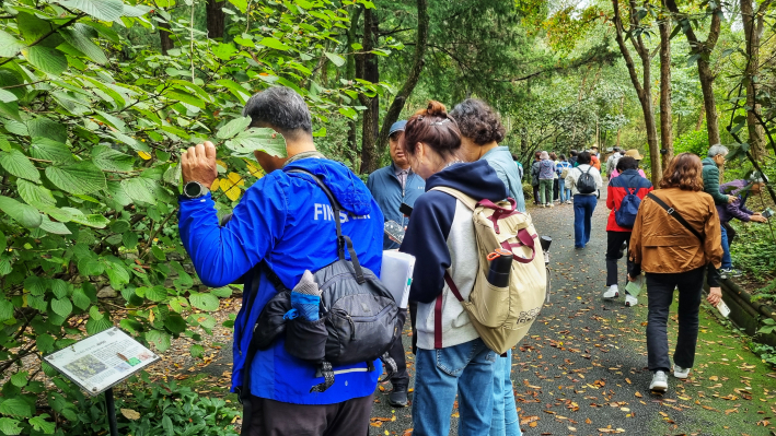 히어리 나무를 발견하고, 반가움으로 일월식물원에 식재된 이야기를 나눈 모습이다.