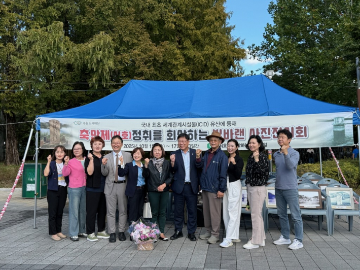 빛바랜 사진 전시회 방문 사진