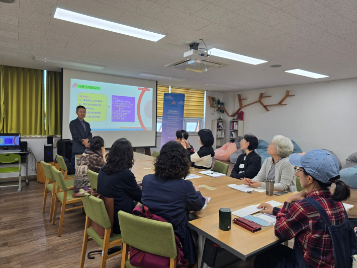 그림책을 매개로 삶을 성찰하는 시간을 갖는 참가자들의 모습