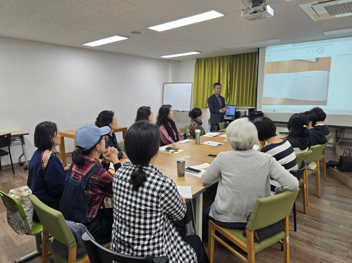 강의에 몰입해 적극적으로 의견을 나누는 시민 학습자들