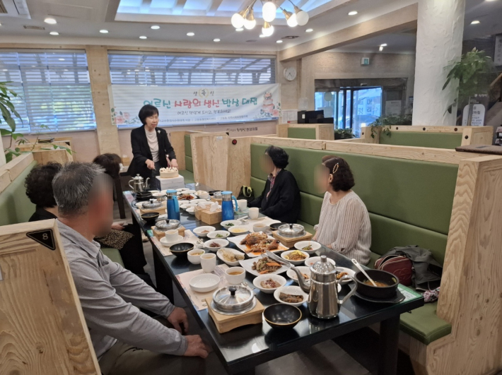 어르신들이 생신 축하 노래를 듣고 있다. 