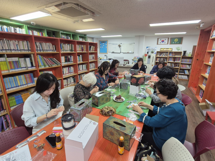 프로그램 참여자들이 비즈 티슈케이스를 만들고 있다.